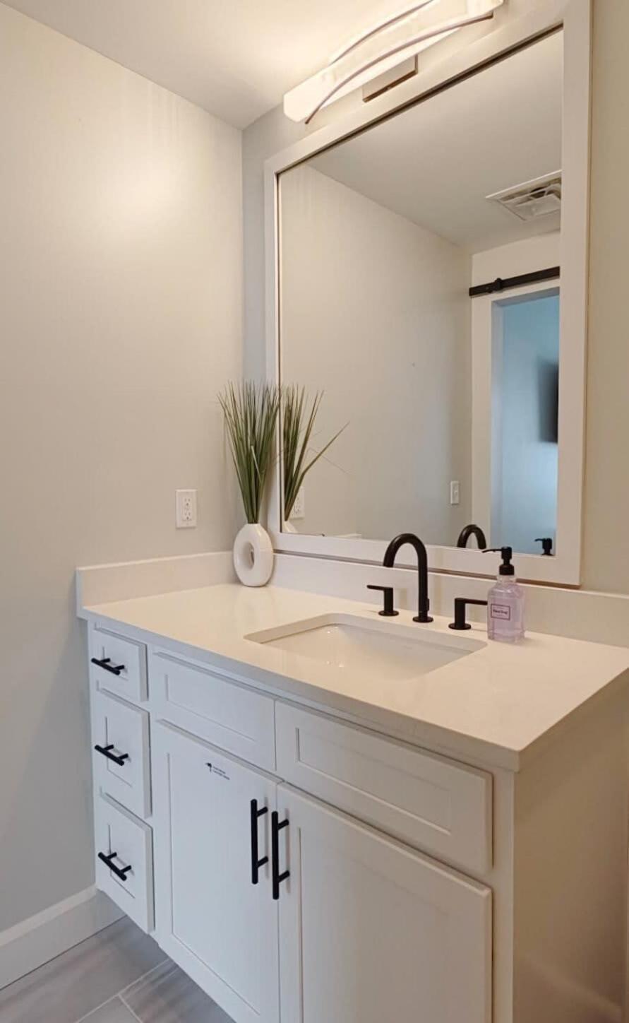 Fun Cozy Apts - 1 25 Mile Walk To Tiaa Bnk Fld جاكسونفيل المظهر الخارجي الصورة